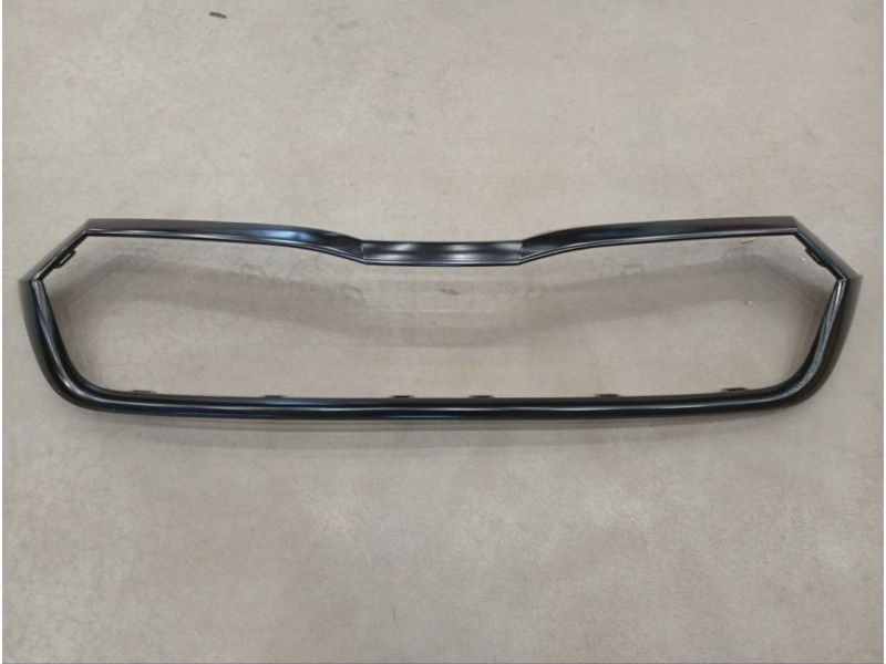 Молдинг решітки радіатора Skoda Octavia A8 20- (Тайвань) чорний 5E3853761