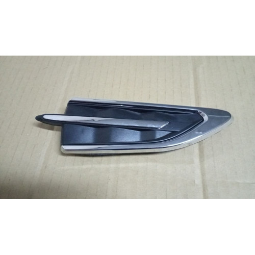 Накладка крила права Ford Kuga / Escape 2013-2020 (Тайвань) хром/чорна GJ5416C216, GJ5Z16228AA