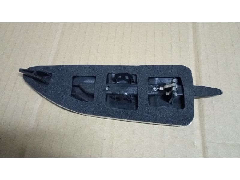 Накладка крила права Ford Kuga / Escape 13-20 (Тайвань) хром/чорна GJ5416C216, GJ5Z16228AA