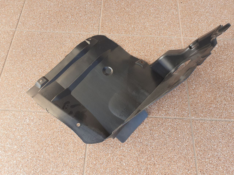 Підкрилок передній правий передня частина Mercedes C-Class W203 2000-2007 Тайвань 2038810423