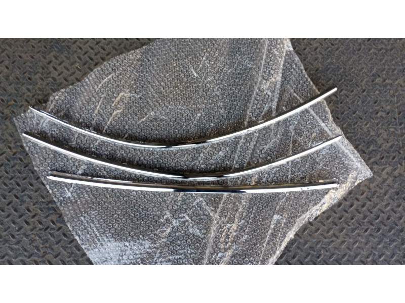 Бампер передній суцільнолитий з решітками VW Passat B5 1997-2000 Китай