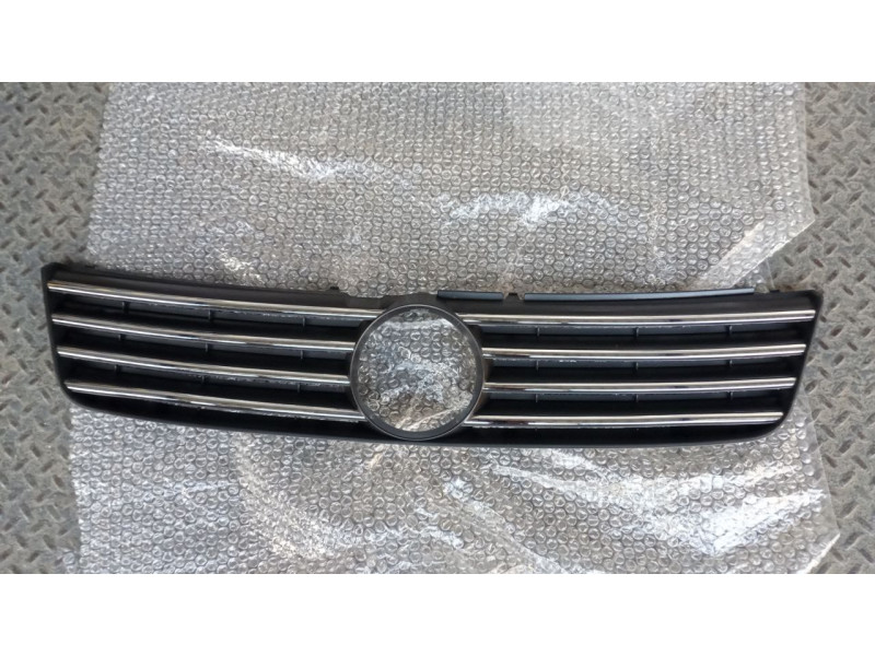 Бампер передній суцільнолитий з решітками VW Passat B5 1997-2000 Китай