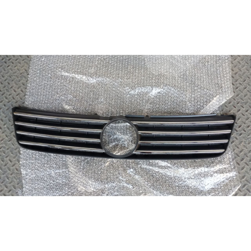 Бампер передній суцільнолитий з решітками VW Passat B5 1997-2000 Китай