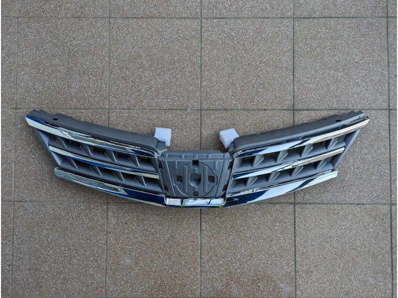 Решітка радіатора Nissan Tiida EUR 05-12 з хром молдингом (FPS) 62310EM30A