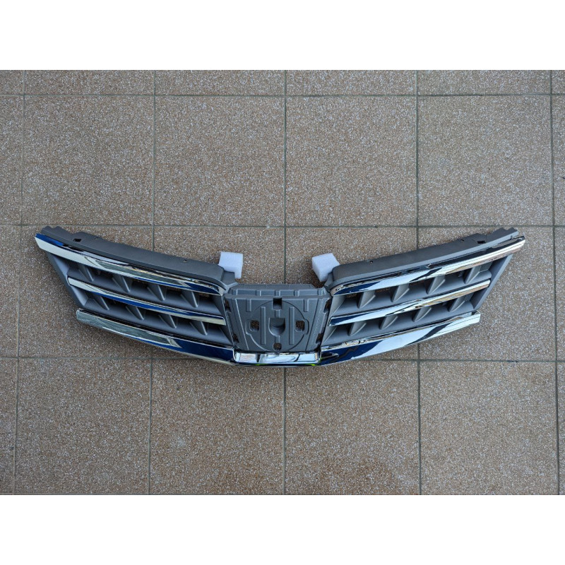 Решітка радіатора Nissan Tiida EUR 05-12 з хром молдингом (FPS) 62310EM30A