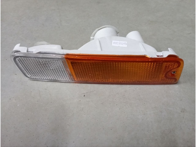 Показчик повороту в передній бампер правий Mitsubishi L200 96-05 (Depo) MR109134