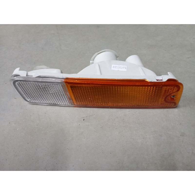 Покажчик повороту Mitsubishi L200 (96-05) правий біло-жовтий., без патрона Depo MR109134