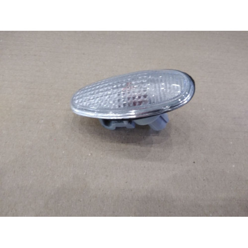 Повторювач повороту на крилі Mitsubishi Outlander 1 03-09, Pajero 3 2003-2007 (Китай) білий MR522027