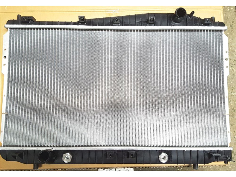 Радіатор охолодження двигуна Chevrolet Epica АКПП (Nissens) 96815276