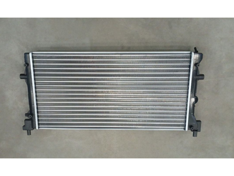 Радіатор охолодження двигуна Skoda Fabia 2, Rapid, Roomster, VW Polo, Seat Ibiza, Toledo МКПП (TP) без отв. під датчик 6RF121253