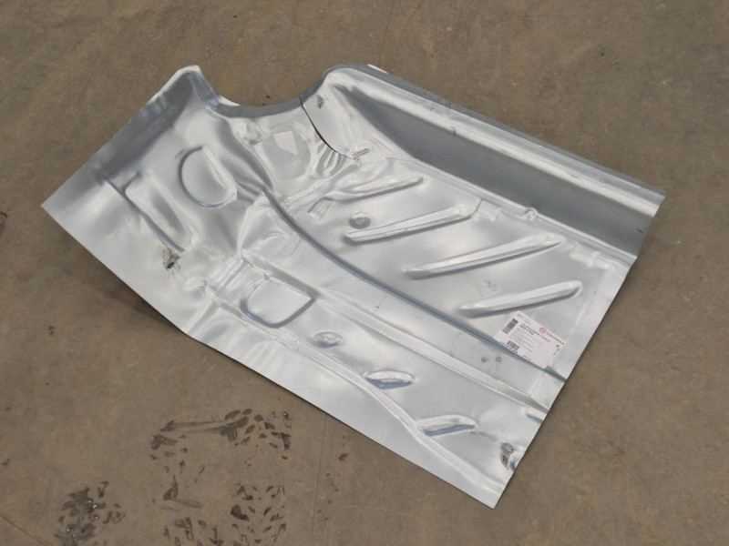 Ремчастина підлоги передня права VW Golf 2 83-91 (KH)