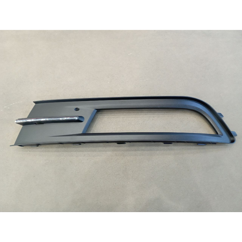 Решітка бампера ліва VW Passat B8 15-18 EUR (Тайвань) з хром молдингом 3G08546619B9