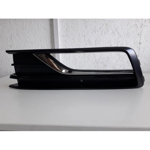 Решітка переднього бампера ліва VW Passat B8 2015-2019 USA FPS з отв. один хром молд 561854661NRYP