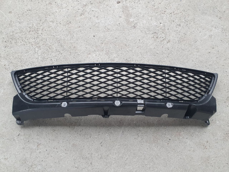 Решітка бампера Mazda 3 04-06 седан середня (FPS) BN8V501T1B