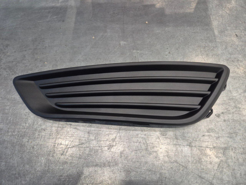 Решітка бампера передня ліва Ford Focus 3 15-18 (Signeda) без отв. 