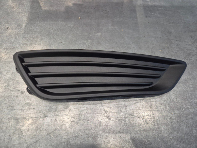 Решітка бампера передня права Ford Focus 3 2015-2018 (Tempest) без отв. 1865387