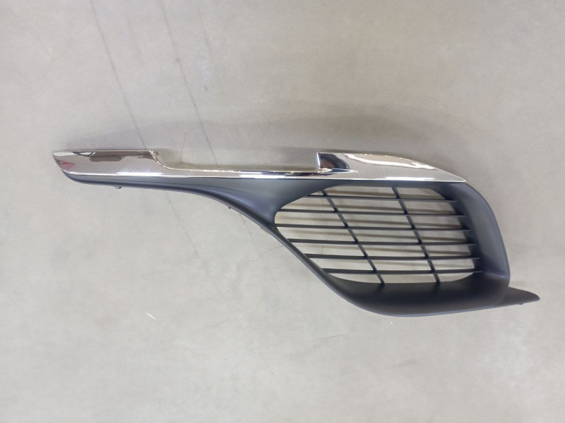 Решітка бампера права Peugeot 308 13-17 (FPS) з хром молдингом, під DRL