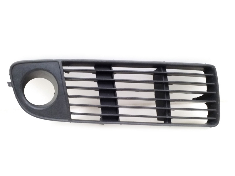 Решітка переднього бампера права Audi A6 С5 97-00 (Signeda) з отвором 4B0807682H01C