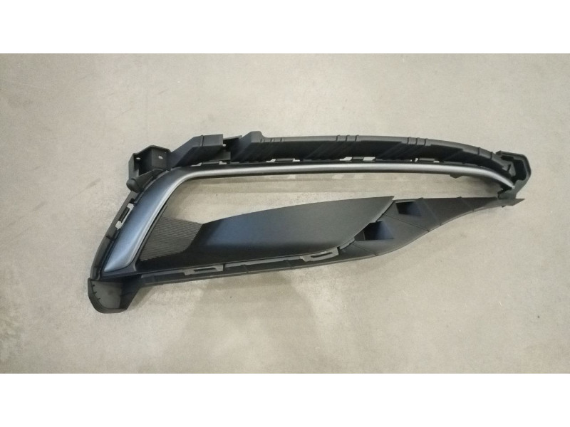 Решітка бампера права Hyundai Sonata LF 14-17 Sport (з отв. під DRL) (FPS)