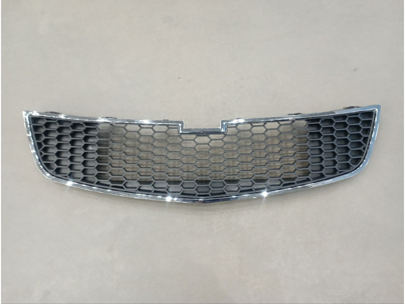 Решітка бампера середня Chevrolet Cruze 09-12 (FPS) 95028167