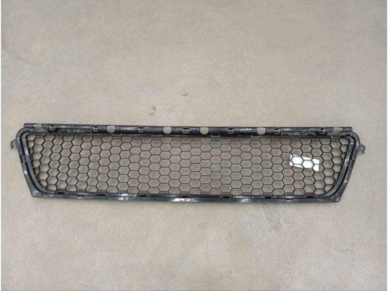 Решітка бампера середня Renault Sandero 08-12 (FPS) 8200735103