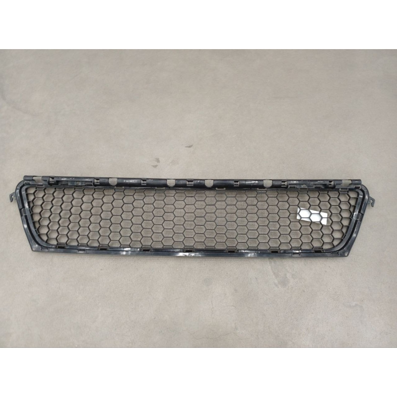 Решітка бампера середня Renault Sandero 08-12 (FPS) 8200735103