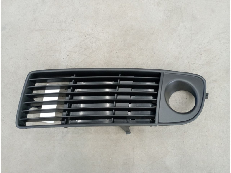 Решітка переднього бампера ліва Audi A6 С5 97-00 (Tempest) з отвором 