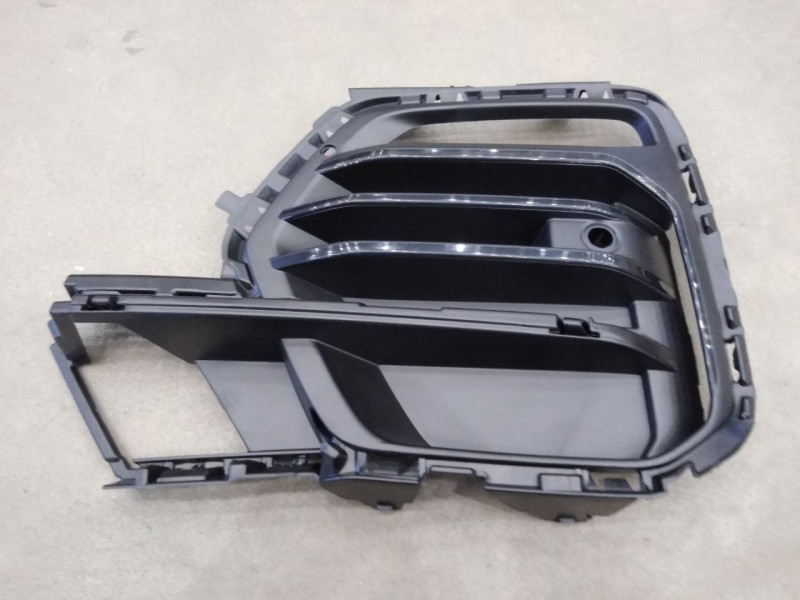 Решітка переднього бампера ліва BMW X5 G05 18-23 (Тайвань) з отв. під п/тронік