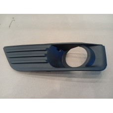 Решітка переднього бампера ліва Ford Focus 2 04-08 (Тайвань) з отвором 1337349