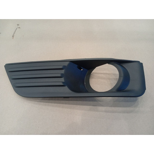 Решітка переднього бампера ліва Ford Focus 2 2004-2008 (Тайвань) з отвором 1337349
