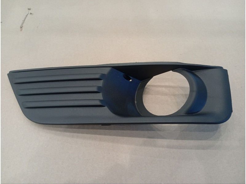 Решітка переднього бампера ліва Ford Focus 2 04-08 (Тайвань) з отвором 1337349