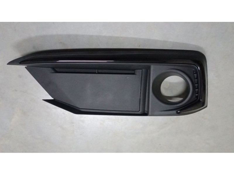 Решітка переднього бампера ліва Honda Civic FC 18- седан / купе (Тайвань) з отвором молд. чорний глянець 71185TBAA60