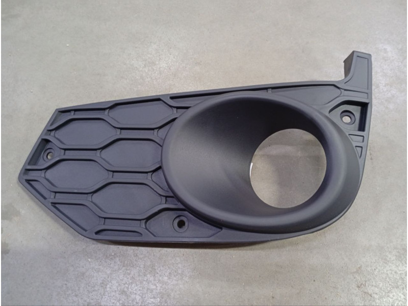 Решітка переднього бампера ліва Iveco Daily 6 14-19 (TW) з отв.