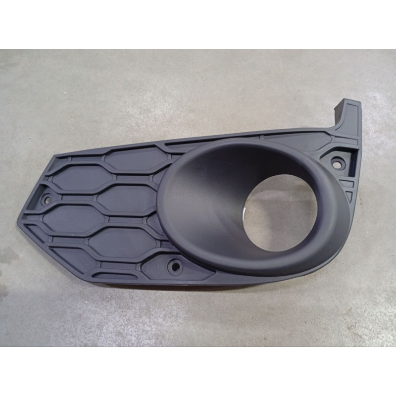 Решітка переднього бампера ліва Iveco Daily 6 14-19 (TW) з отв.