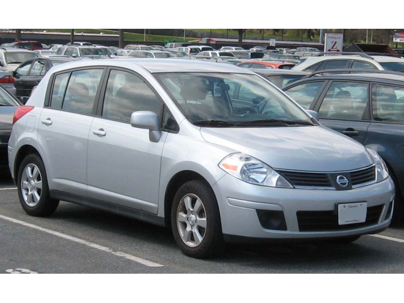 Решітка переднього бампера ліва Nissan Tiida 2005-2012 EURO/USA (без отв.) FPS 62257EM30A