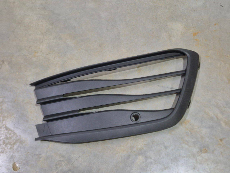 Решітка переднього бампера ліва VW Golf 8 20- (Тайвань) з отв. під п/тронік 5H0853665J9B9