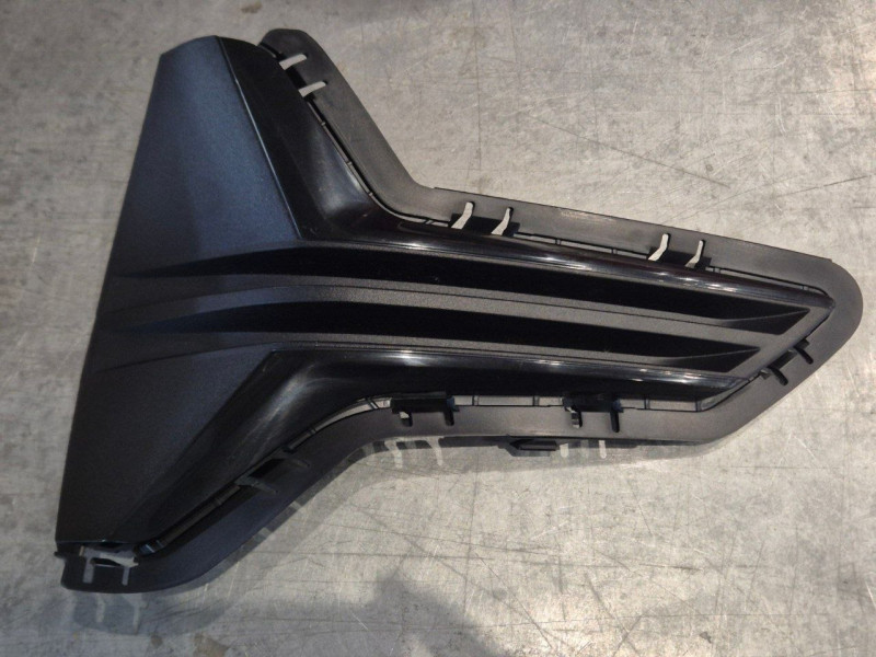 Решітка переднього бампера права BMW 3 G20 / G21 19-22 (Тайвань) без отв. 51117464276