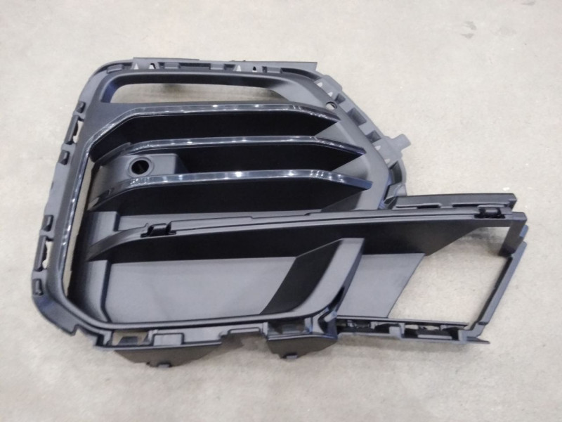 Решітка переднього бампера права BMW X5 G05 18-23 (Тайвань) з отв. під п/тронік