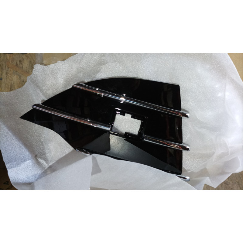 Решітка переднього бампера права Ford Escape, Kuga 2 13-16 (Китай) з хром молд. DV4517K946B