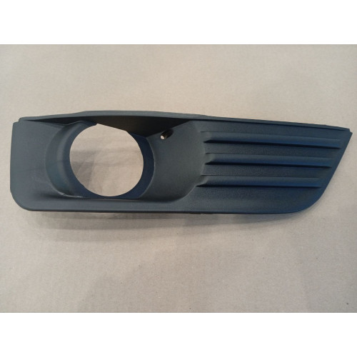 Решітка переднього бампера права Ford Focus 2 2004-2008 (Тайвань) з отвором 1337347