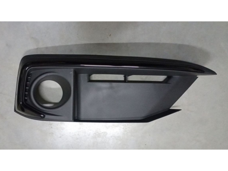 Решітка переднього бампера права Honda Civic FC 18- седан / купе (Тайвань) з отвором молд. чорний глянець 71180TBAA60