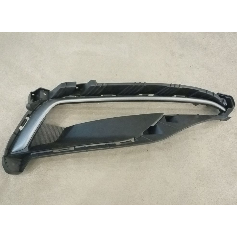 Решітка переднього бампера права Hyundai Sonata LF Sport 14-17 (TP) з отв. під DRL 86522C2310