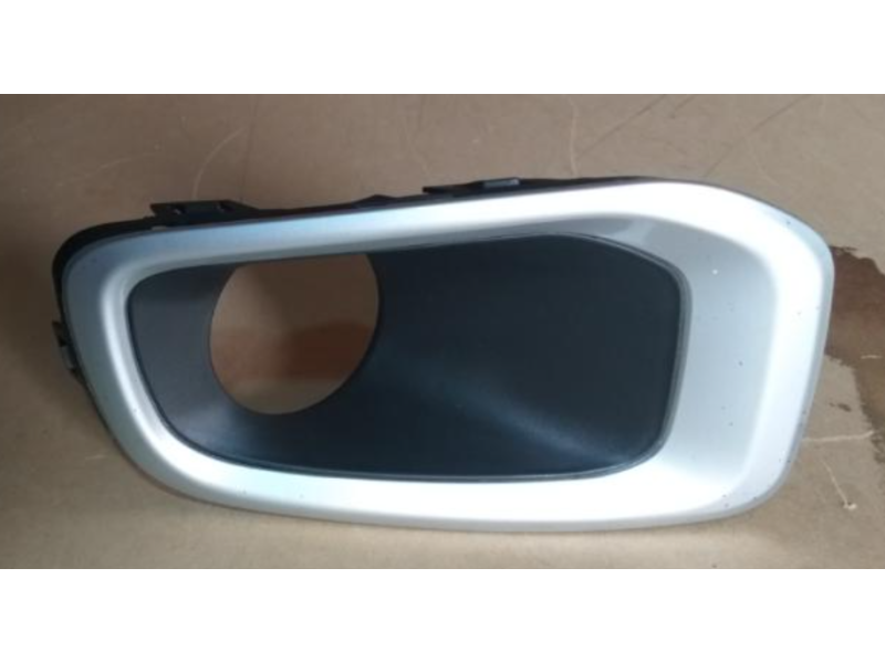 Решітка переднього бампера права Jeep Renegade 14-19 (Китай) світлий окуляр, з отвором 5XB28XS9AA