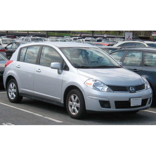 Решітка переднього бампера права Nissan Tiida 2005-2012 EURO/USA (без отв.) FPS 62256EM30A