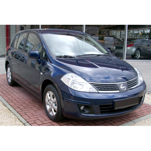 Решітка переднього бампера права Nissan Tiida 2005-2012 EURO/USA FPS 62256EM30B