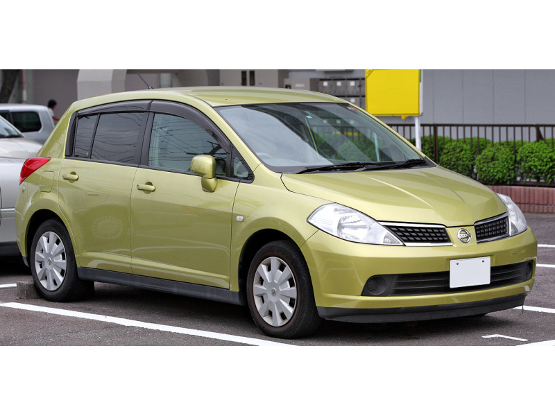 Решітка переднього бампера права Nissan Tiida 2005-2012 JAPAN FPS
