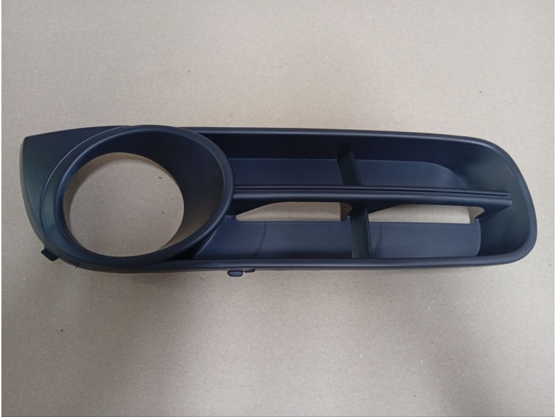 Решітка бампера права (з отвором) Skoda Fabia 2 2007-2010 TP 5J0853666