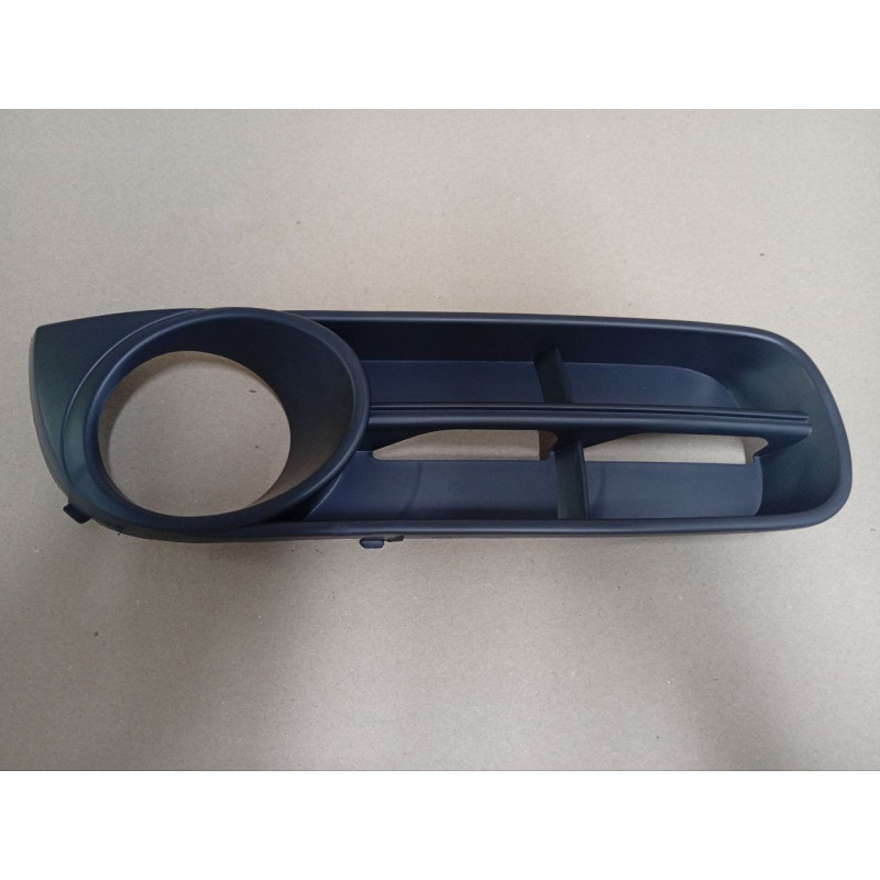 Решітка бампера права (з отвором) Skoda Fabia 2 2007-2010 TP 5J0853666