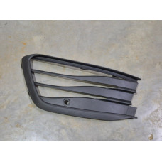 Решітка переднього бампера права VW Golf 8 20- (Тайвань) з отв. під п/тронік 5H0853666J9B9