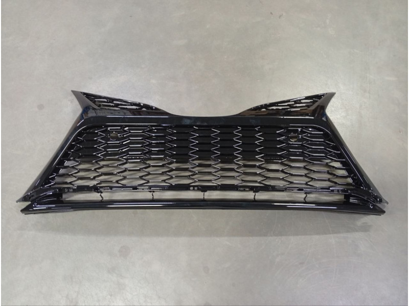 Решітка радіатора Toyota Camry XV70 SE/XSE 21- (Тайвань) з отв. під п/тронік